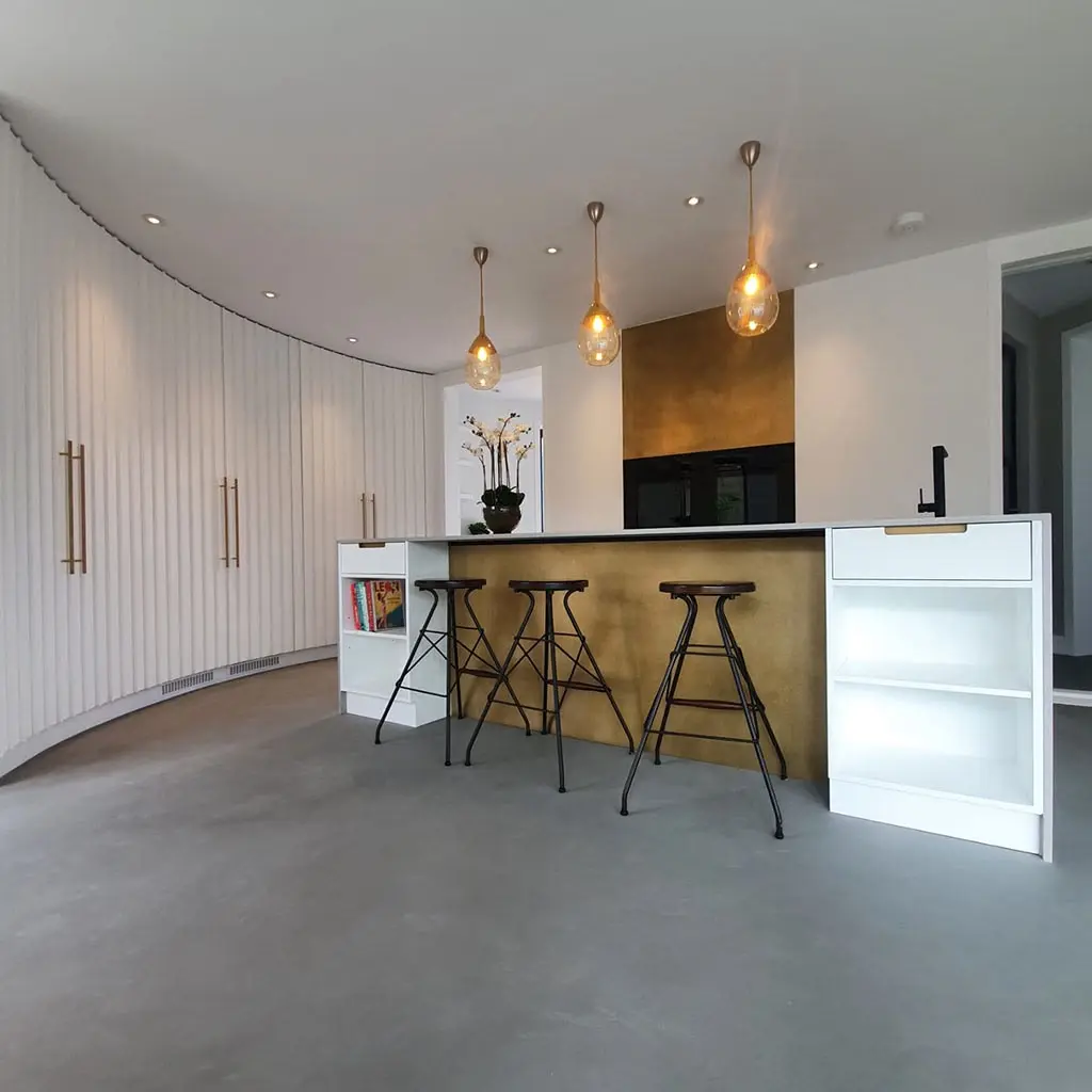 Metallic resin floor laid in a home bar, marbled silver and grey